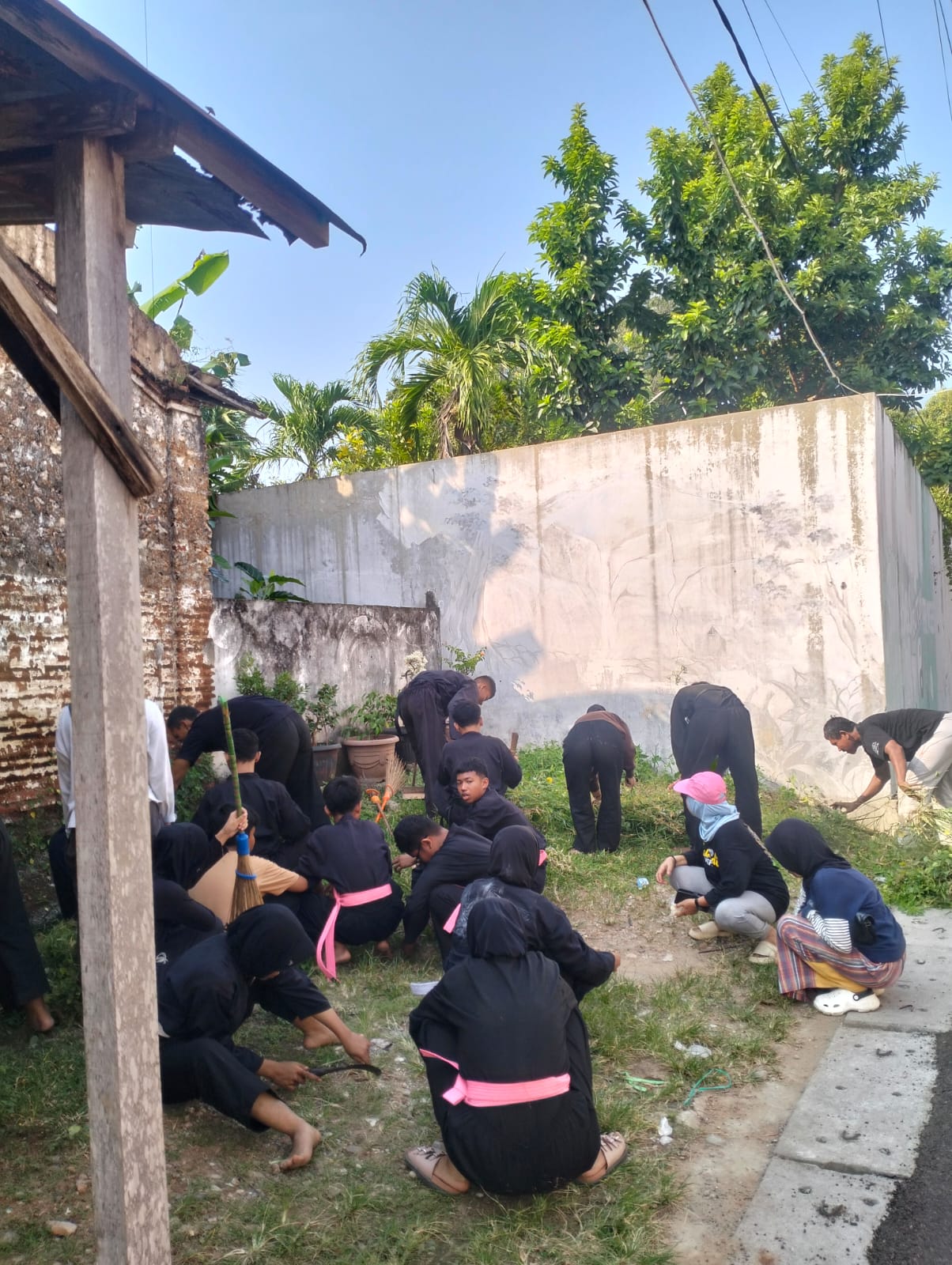 Kerja bakti bersama Perguruan Silat PSHT Rayon Sendangharjo di RW 05 lingkungan Sendangharjo Kecamatan Tuban Kabupaten Tuban